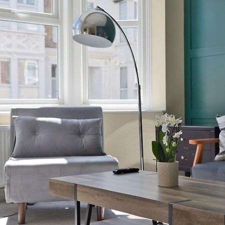 Stylish Beachfront Apartment In Historic ディール エクステリア 写真