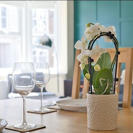 Stylish Beachfront Apartment In Historic ディール エクステリア 写真