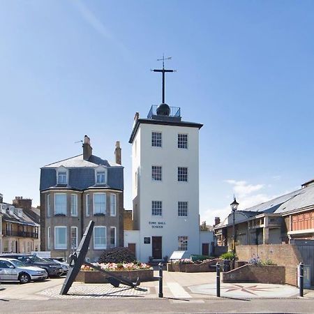 Stylish Beachfront Apartment In Historic ディール エクステリア 写真