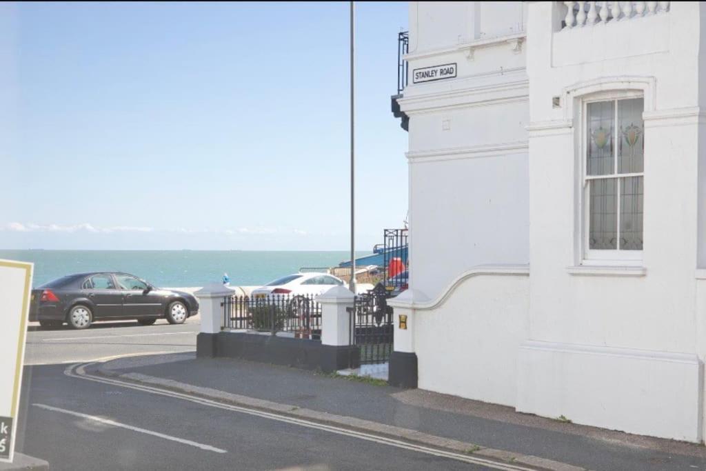 Stylish Beachfront Apartment In Historic ディール エクステリア 写真