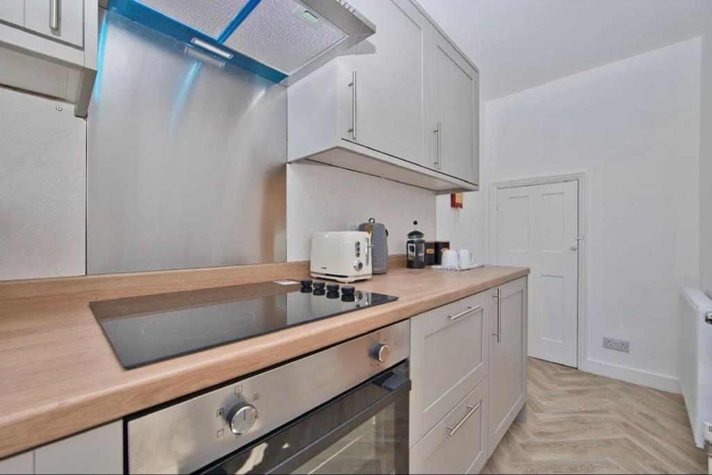 Stylish Beachfront Apartment In Historic ディール エクステリア 写真