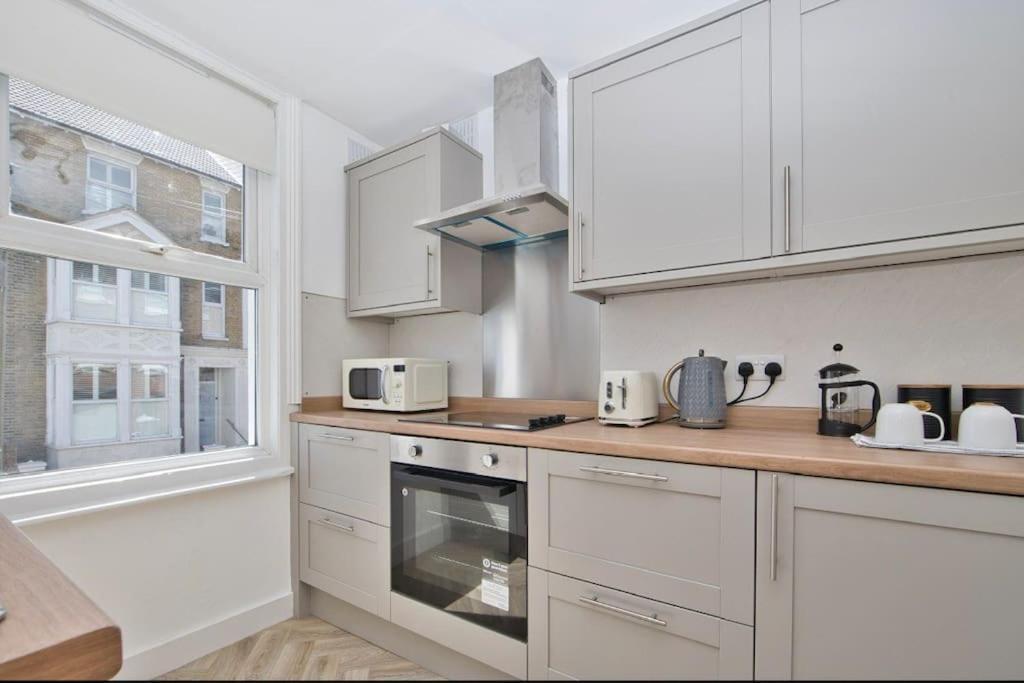 Stylish Beachfront Apartment In Historic ディール エクステリア 写真