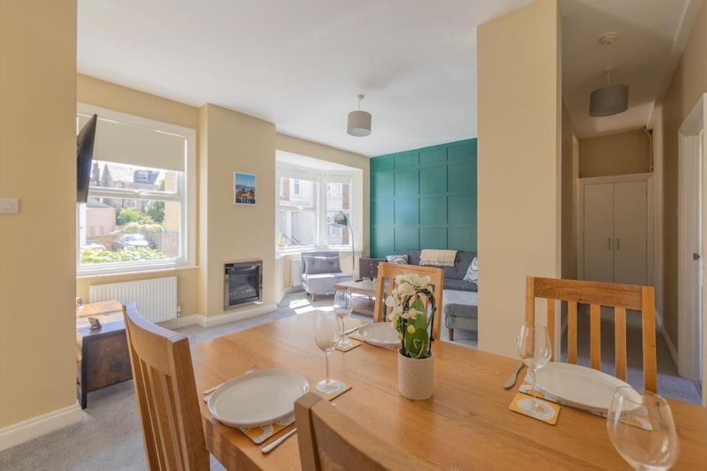 Stylish Beachfront Apartment In Historic ディール エクステリア 写真