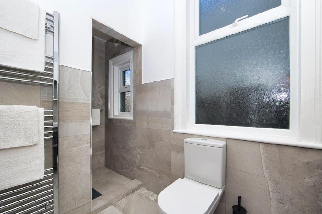Stylish Beachfront Apartment In Historic ディール エクステリア 写真