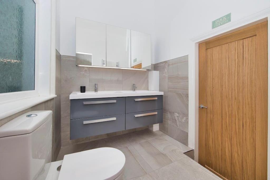 Stylish Beachfront Apartment In Historic ディール エクステリア 写真