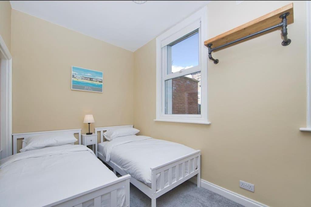 Stylish Beachfront Apartment In Historic ディール エクステリア 写真