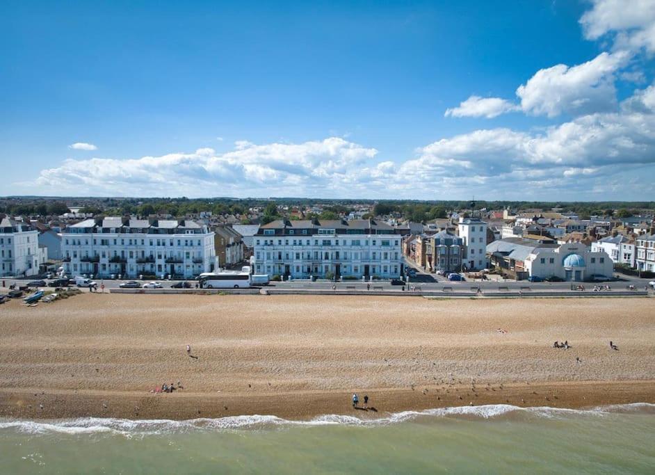 Stylish Beachfront Apartment In Historic ディール エクステリア 写真
