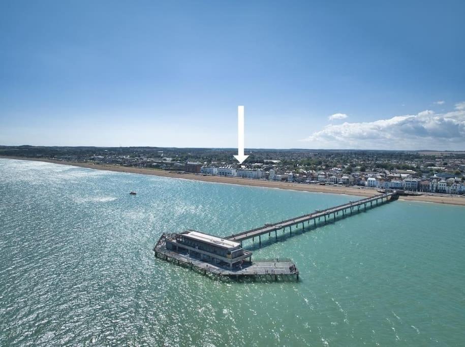 Stylish Beachfront Apartment In Historic ディール エクステリア 写真