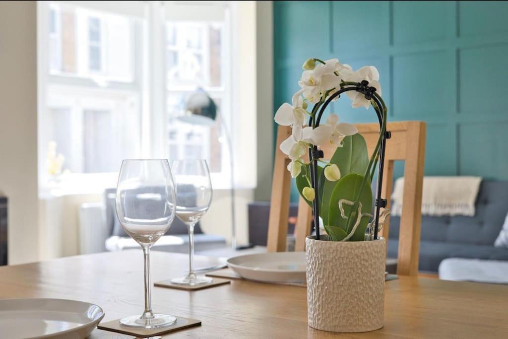 Stylish Beachfront Apartment In Historic ディール エクステリア 写真