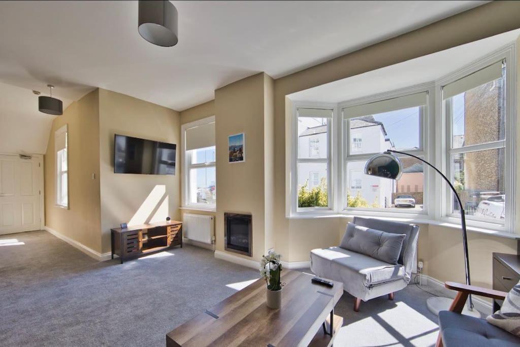 Stylish Beachfront Apartment In Historic ディール エクステリア 写真