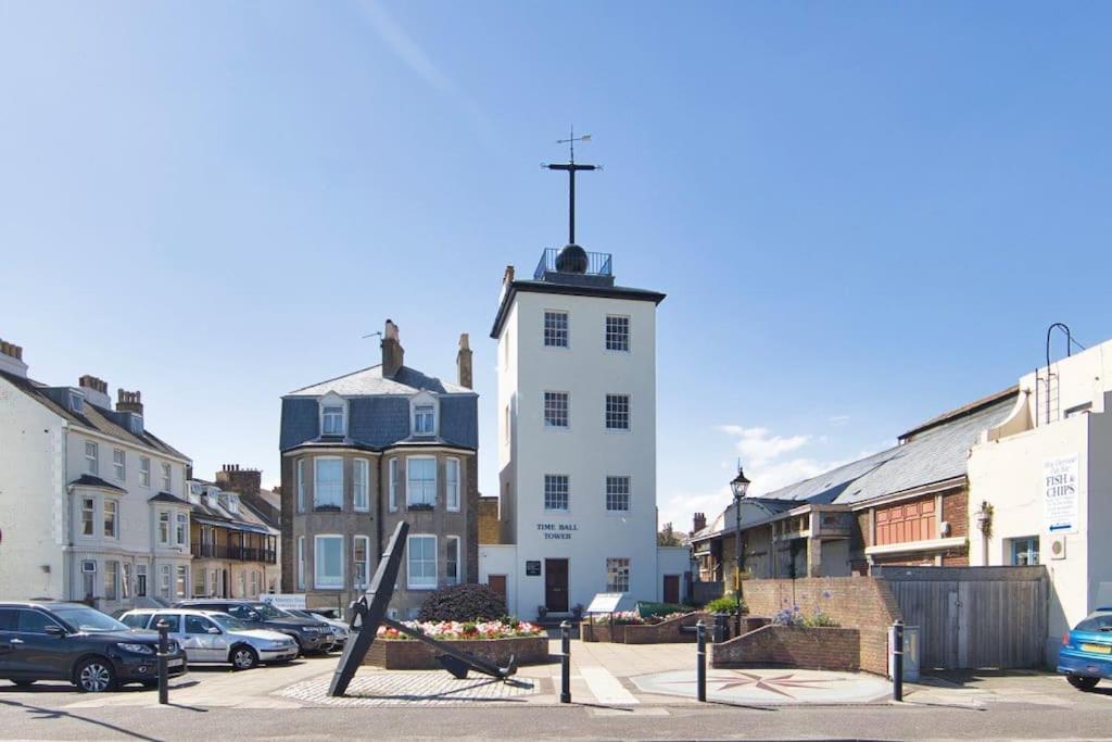 Stylish Beachfront Apartment In Historic ディール エクステリア 写真